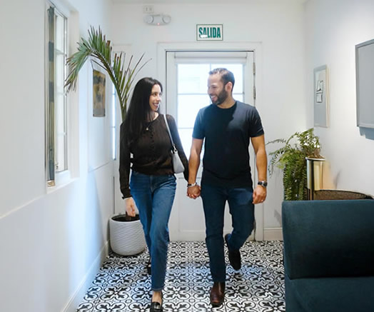 hotel blu pareja caminando